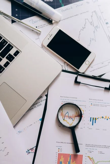 Un analyste examine des stratégies de contenu marketing à l’aide de notes adhésives sur un tableau blanc.